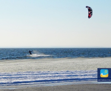 Nie tylko latem można uprawiać kitesurfing.